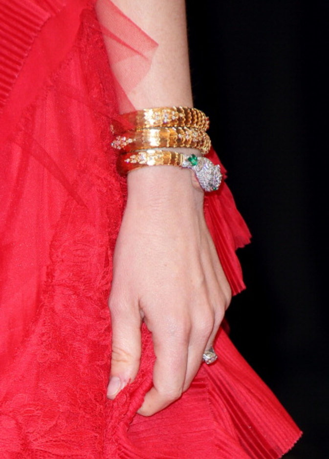 Bvlgari ايسلا فيشر تتألق بسوار وخاتم