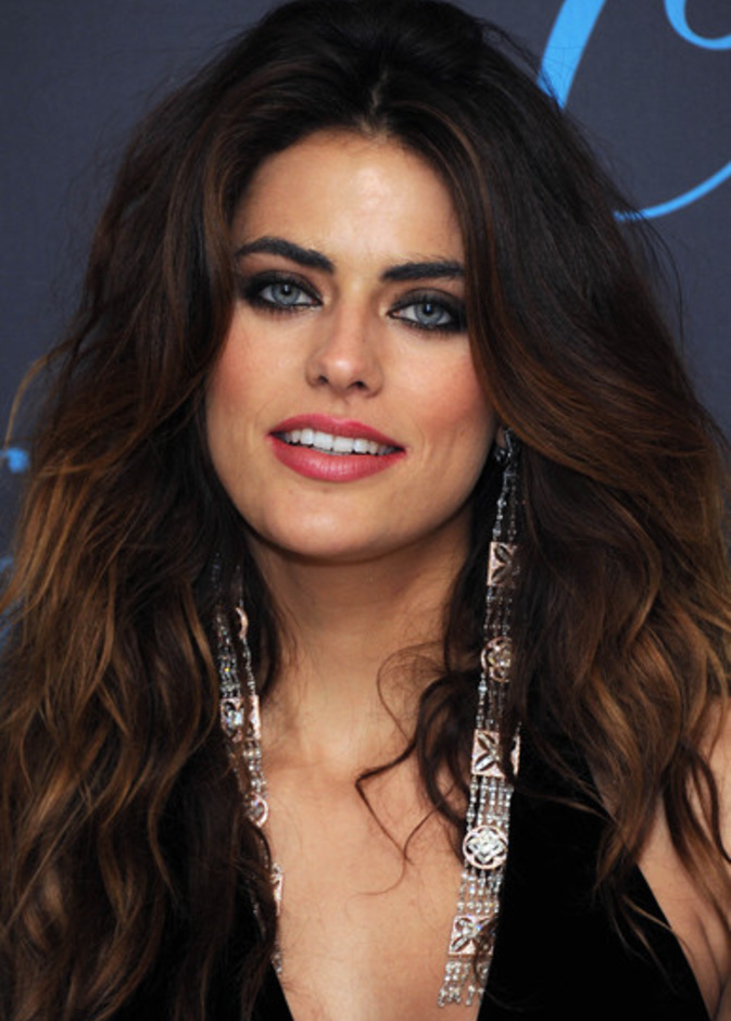 Chopard العارضة الفرنسية اليسون لو بورج بأقراط أذن طويلة ومميزة من