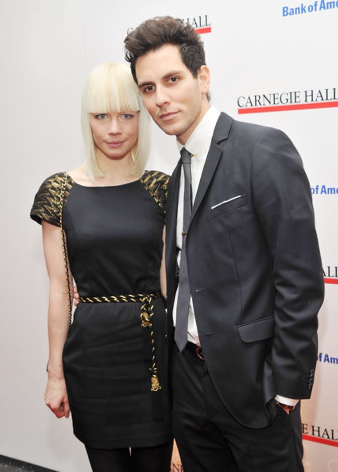 غابي سابورتا يتزوج إيرين فيزارستون