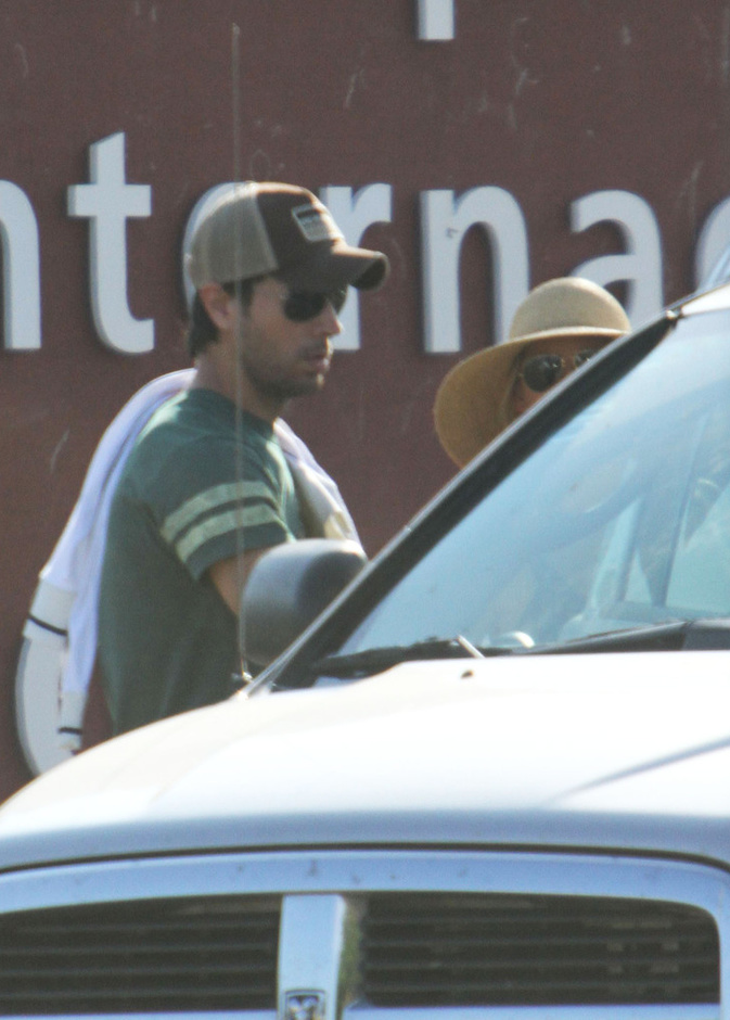 Enrique Iglesias & Anna Kournikova Arrive في كوبا