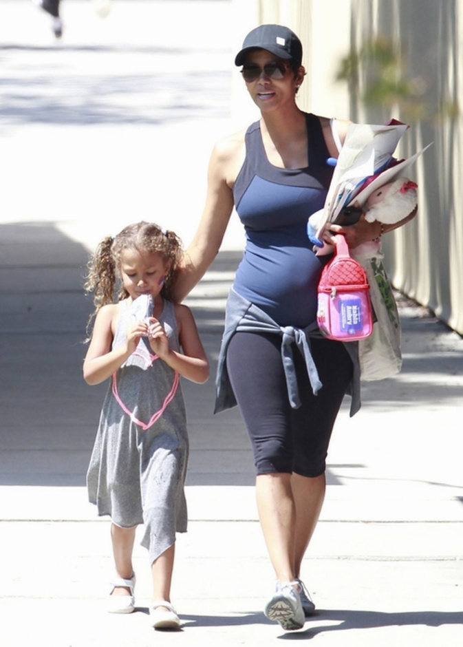 Halle Berry تتمشى مع ابنتها نهلة