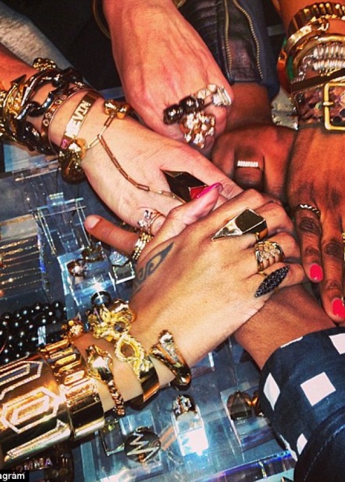 Jennifer Fisher ريهانا تستعرض مجموعة المجوهرات التي اشترتها من متجر