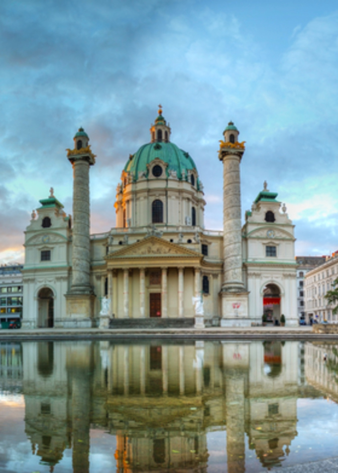 Karlskirche في فيينا، النمسا في الصباح عند شروق الشمس