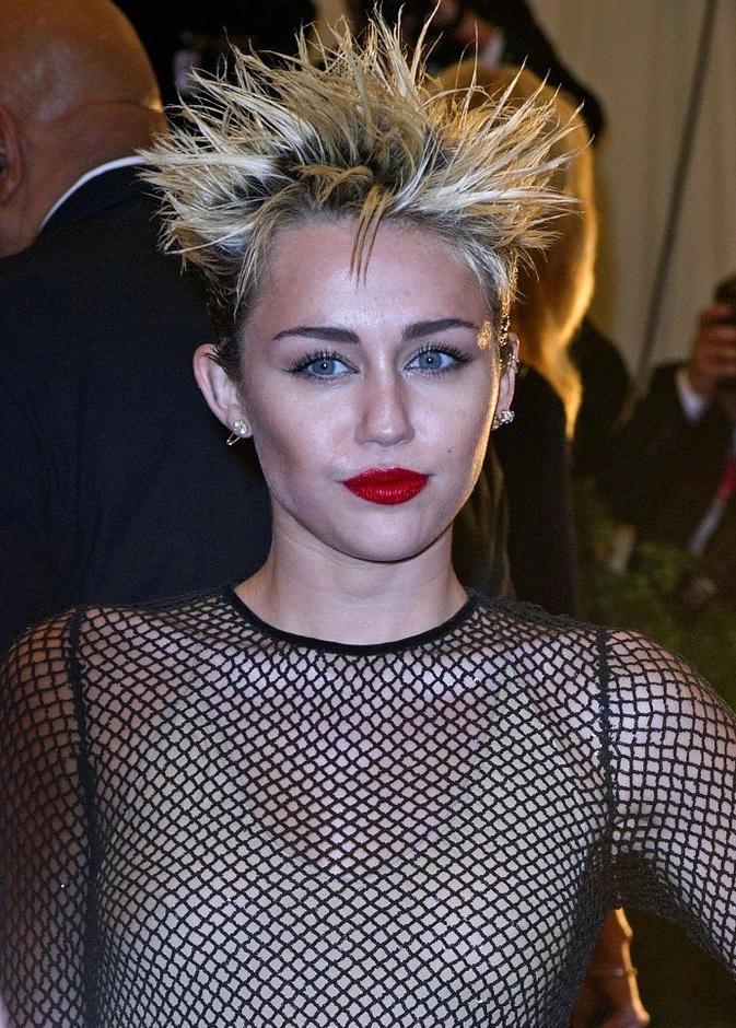 Miley Cyrus معرض معهد متروبوليتان