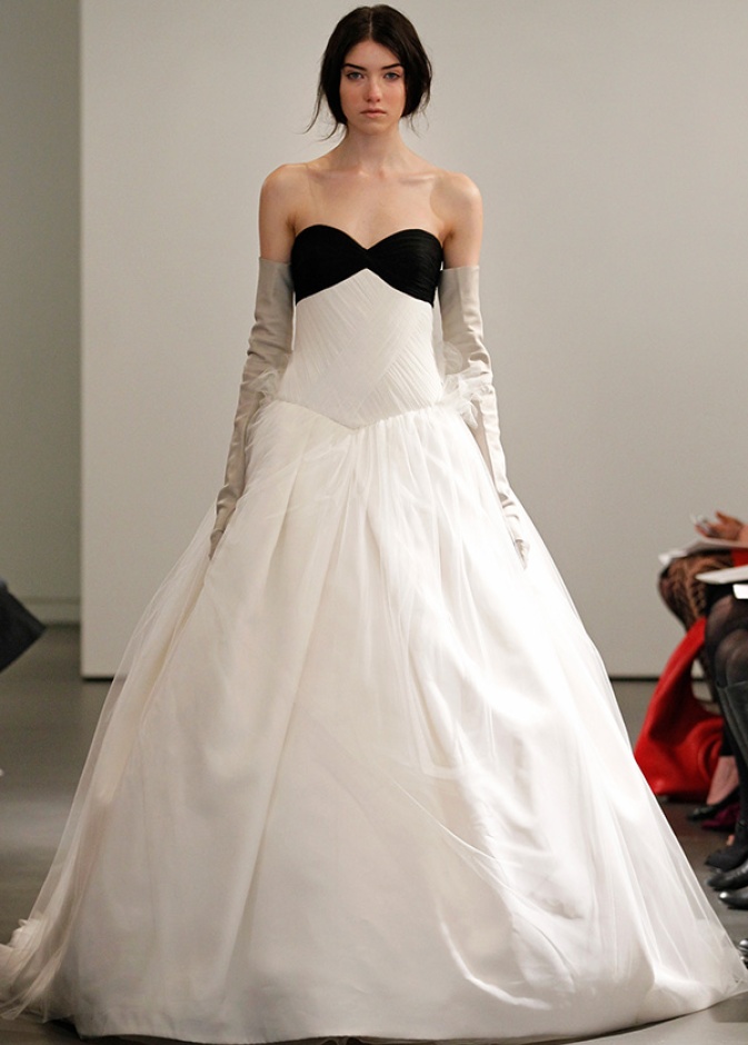 Vera Wang فستان ابيض واسع والصدر باللون الاسود