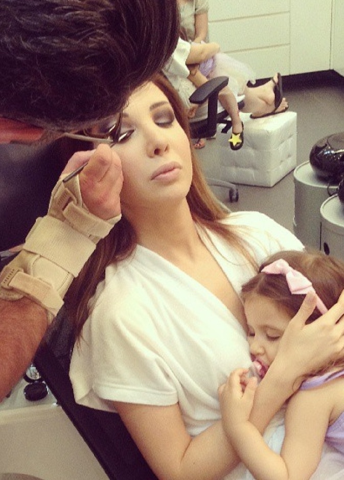 إيلا ابنة نانسي عجرم تستغرق في النوم بينما تستسلم نانسي لأنامل الماكيير السبت