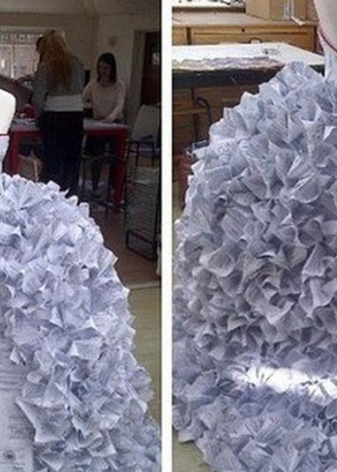 ديمي بارنس صممت فستان من الورق