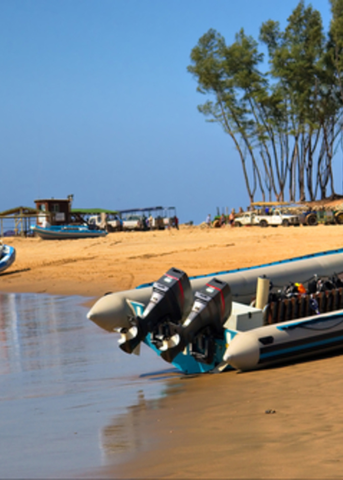 اثنين زورقا للتنفس تحت الماء الغطاس-على شاطئ