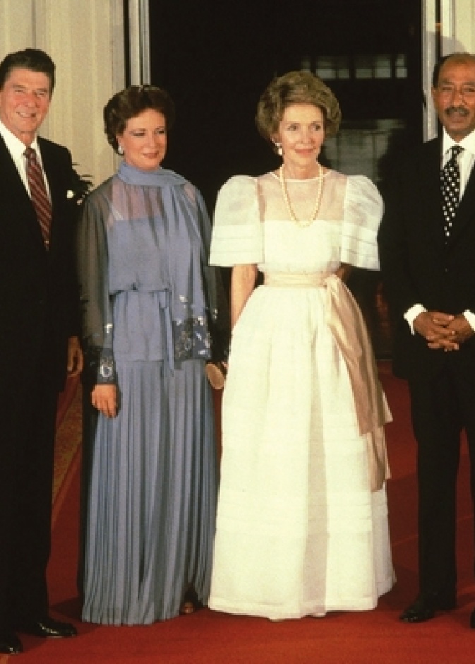 الرئيس الراحل انور السادات وجيهان السادات ورونالد ريغان وزوجته