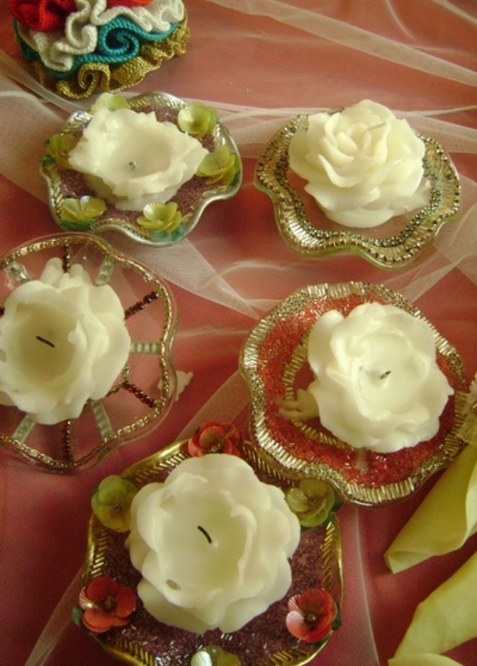 الشموع عنوان المائدة الأنيقة