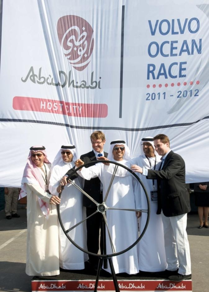 الشيخ سلطان بن طحنون اثناء تدشين الإستضافة الأولى