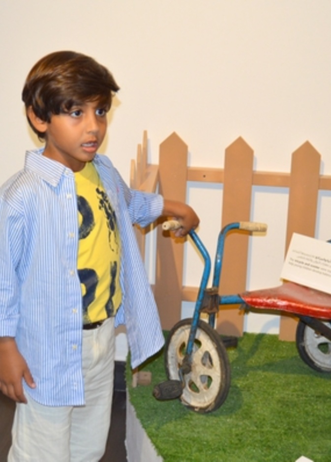 الشيخ محمد بجانب عجلة من المقتنيات الطفولية