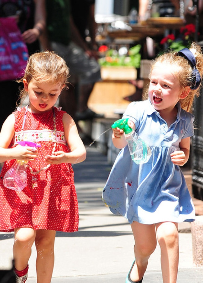 توأم سارة جسيكا باركر تلعبان بالماء في شوارع نيويورك