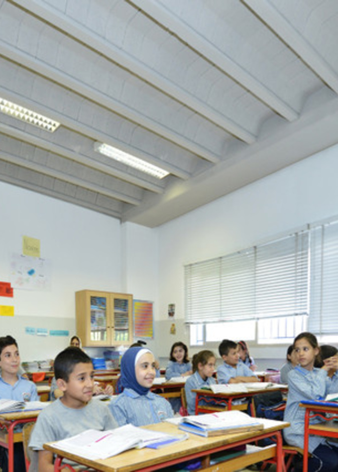 خلال زيارة لاحدى مدارس البنات في الامارات ويبدو الفنان حسين الجسمي