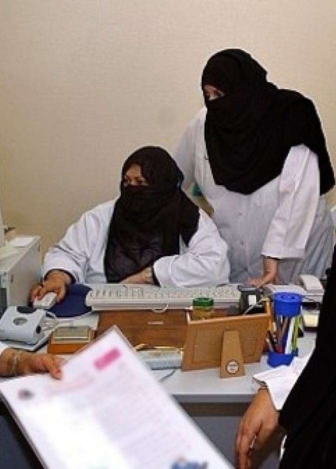 هل من وظائف لا يتقبلها المجتمع السعودي للمرأة؟