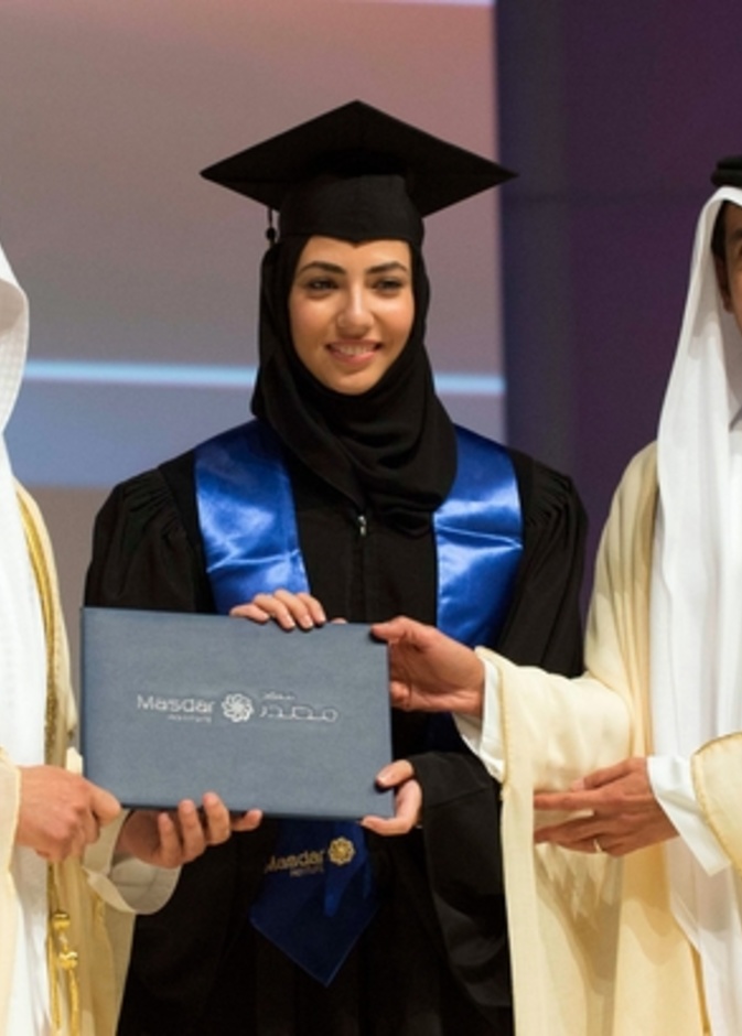 1الخريجة شيخة الزعابي تتسلم شهادتها من الشيخ هزاع وبجانبها والدها أحمد الزعابي