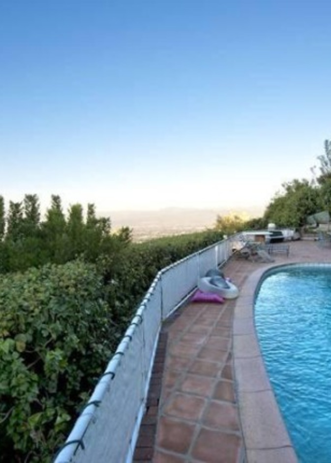 جزء من حمام السباحة