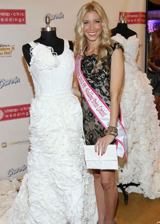 فستان زفاف من المناديل الورقية