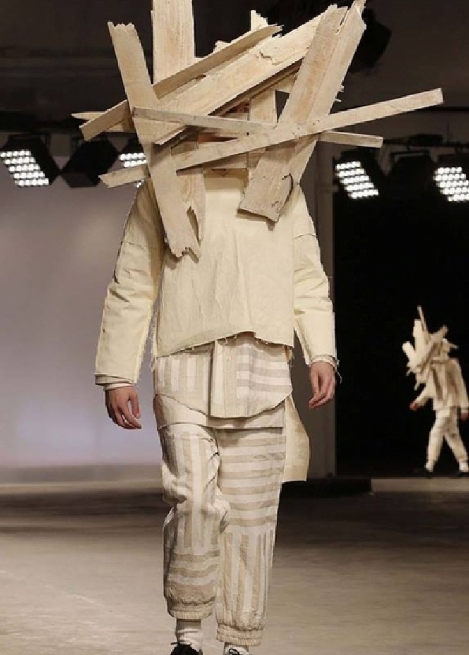 تصميم غريب من The Man ضمن أسبوع لندن لأزياء الرجال