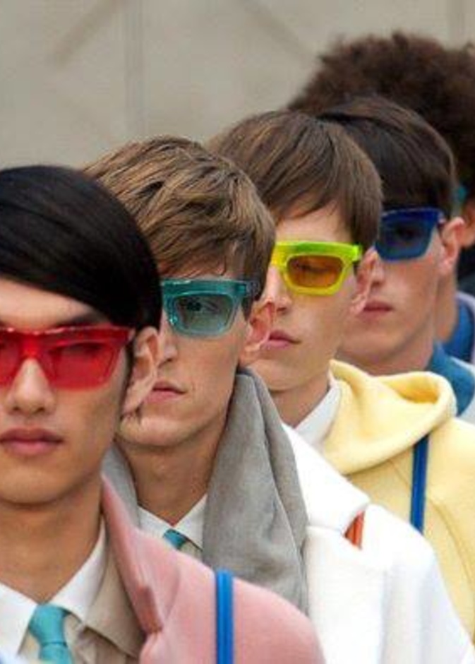 نظارات ملونة من مجموعة Burberry للرجال في أسبوع لندن لأزياء الرجال
