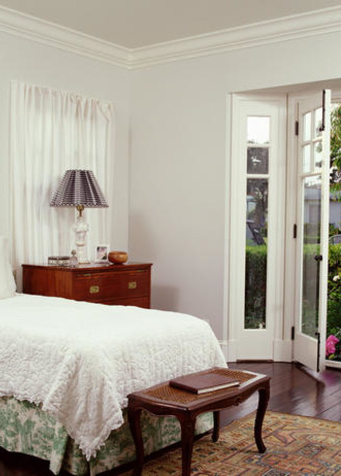 غرف نوم مثيرة وكلاسيكية باللون الأبيض