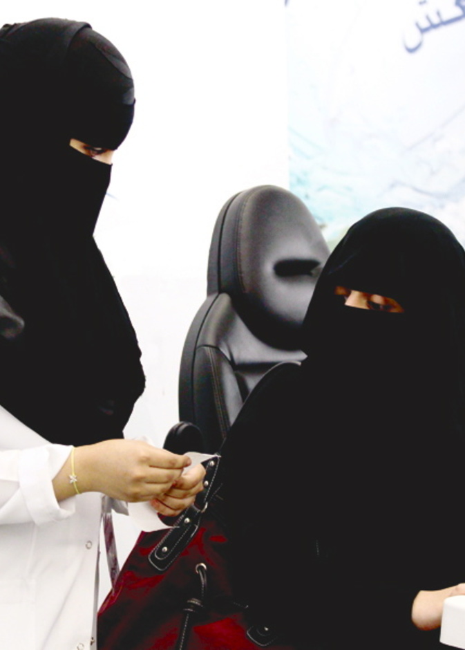 سعوديات يبدعن في الوظائف الطبية ويعالجن السرطان بكفاءة