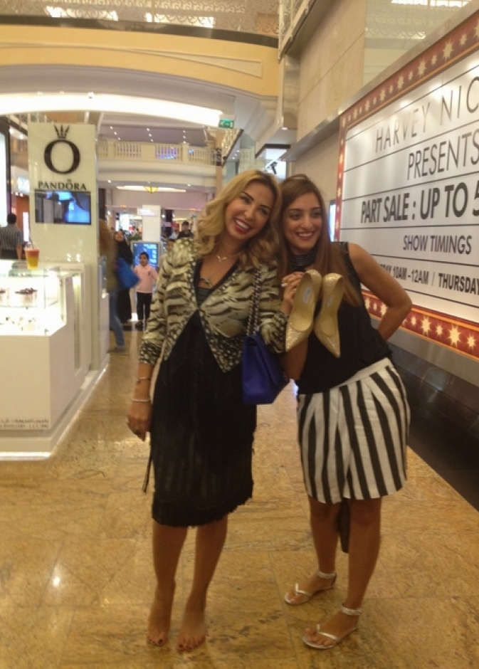 جويل ترتاح من الكعب العالي خلال حفل اطلاق عطر  أمواج  الجديد برعاية  هي 