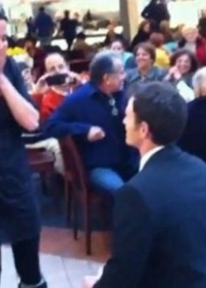 خاتم زواج في  ساندويش  دجاج!