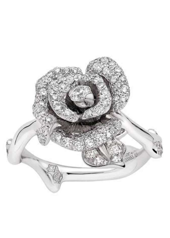 مجوهرات ماسية على شكل ورود