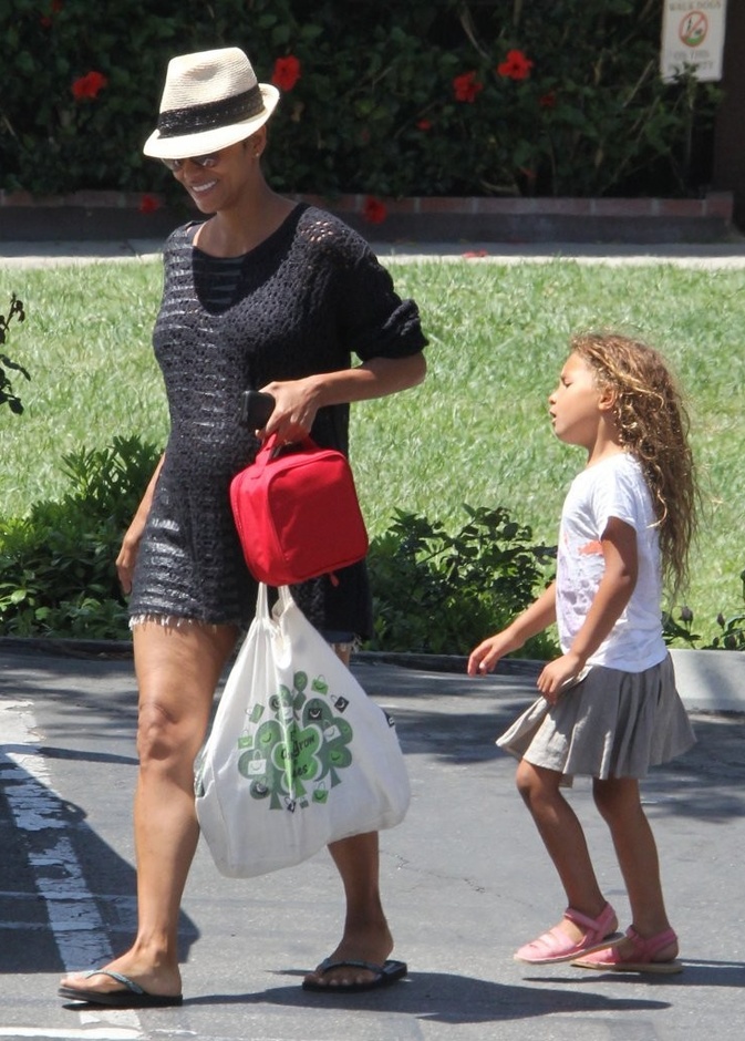 Halle Berry توصل ابنتها نهلة للمدرسة