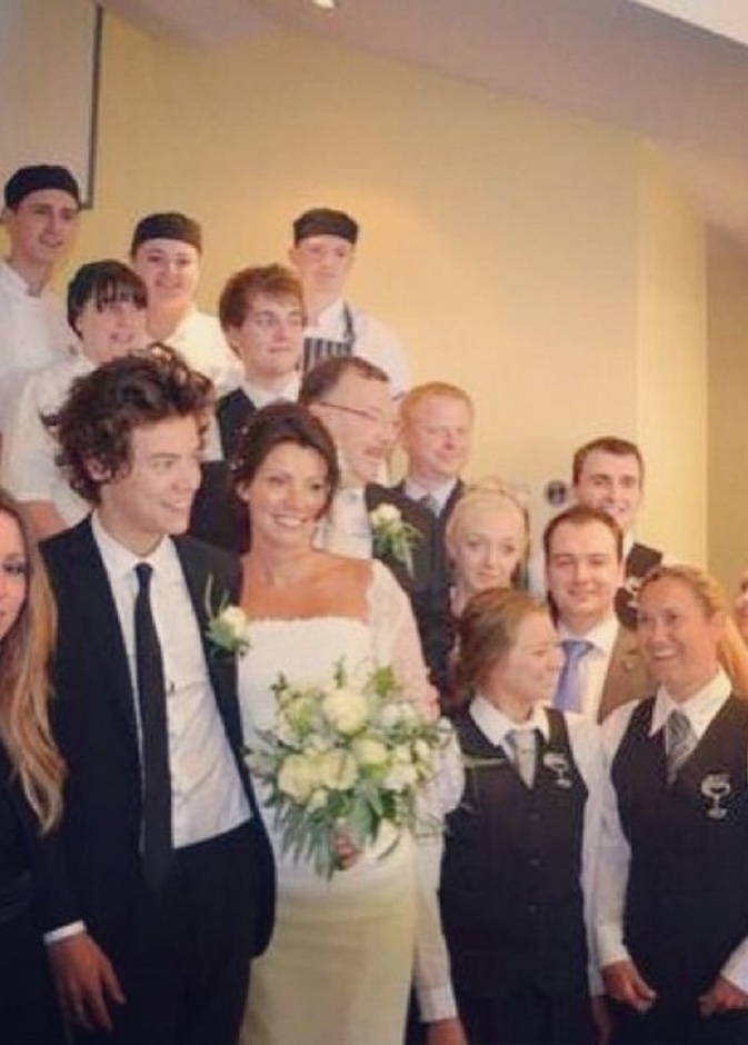 صورة جماعية لهاري مع وولدته والضيوف في حفل الزفاف