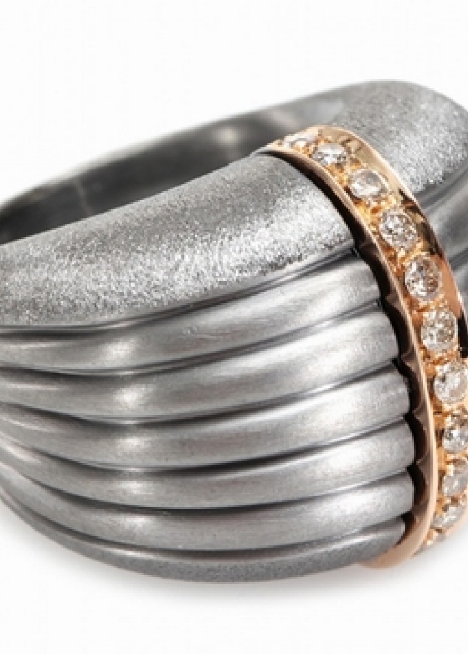 تشكيلة للعرائس بألوان لؤلؤية حريرية