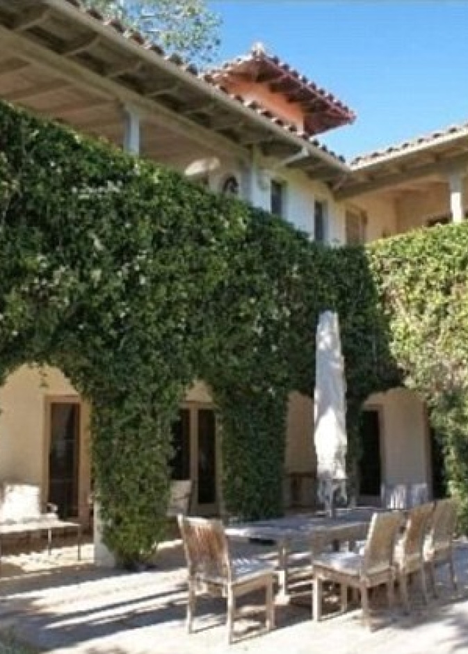 الحديقة مع طاولة طعام