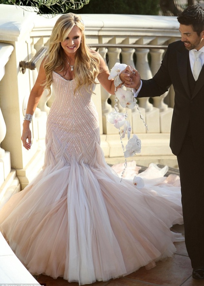 طمرة بارني وإدي جادج لدى وصولهم حفل الزفاف