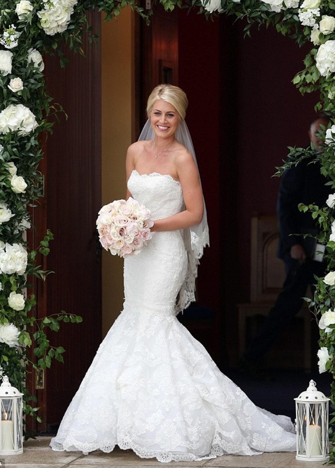 vintage العروس بجمالها الهادىء وفستانها الكلاسيكي وطرحتها الـ