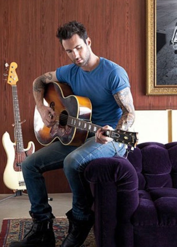 آدم ليفين داخل منزله