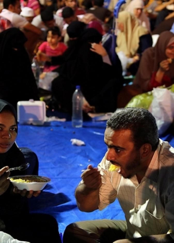 افطار متظاهري ميدان التحرير بالقاهرة خلال أول أيام رمضان
