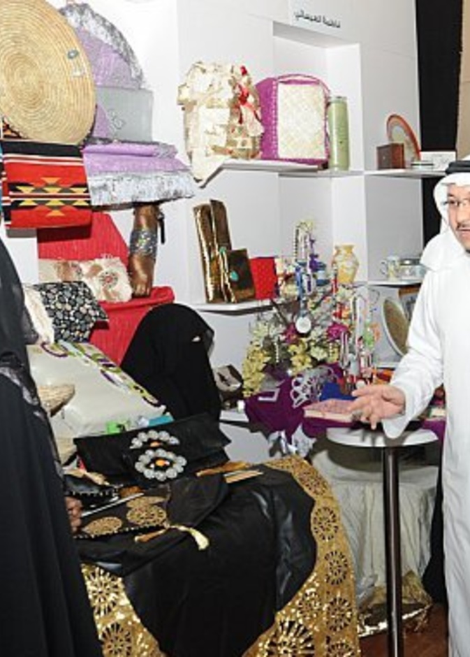 الأمير فيصل بن عبدالله بن محمد وزير التربية والتعليم يزور أجنحة المعرض السابق