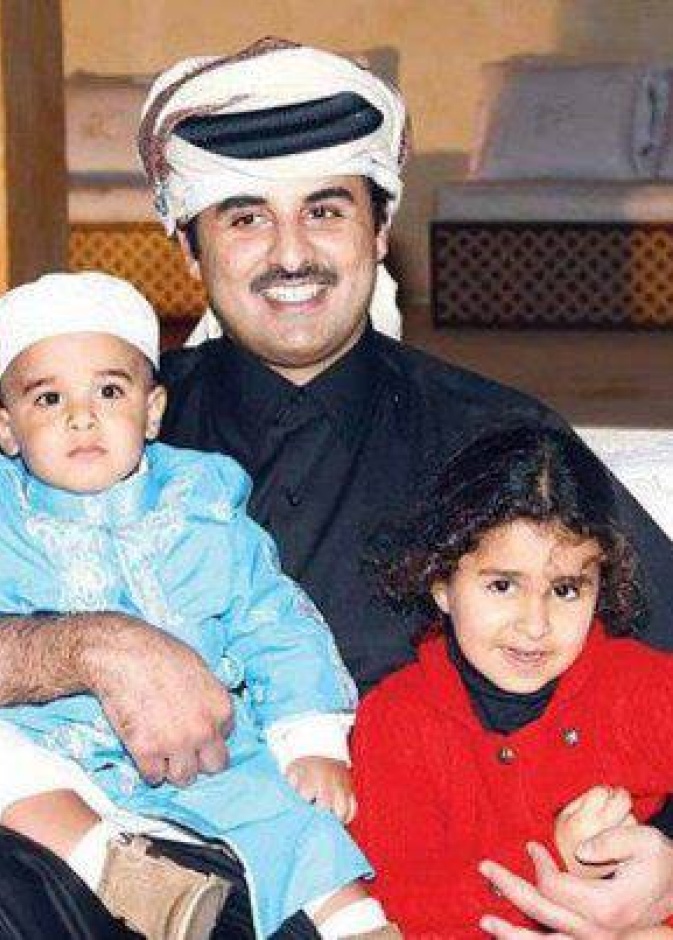 الشيخ تميم بن حمد آل ثاني مع أبناءه الشيخة المياسة والشيخ حمد