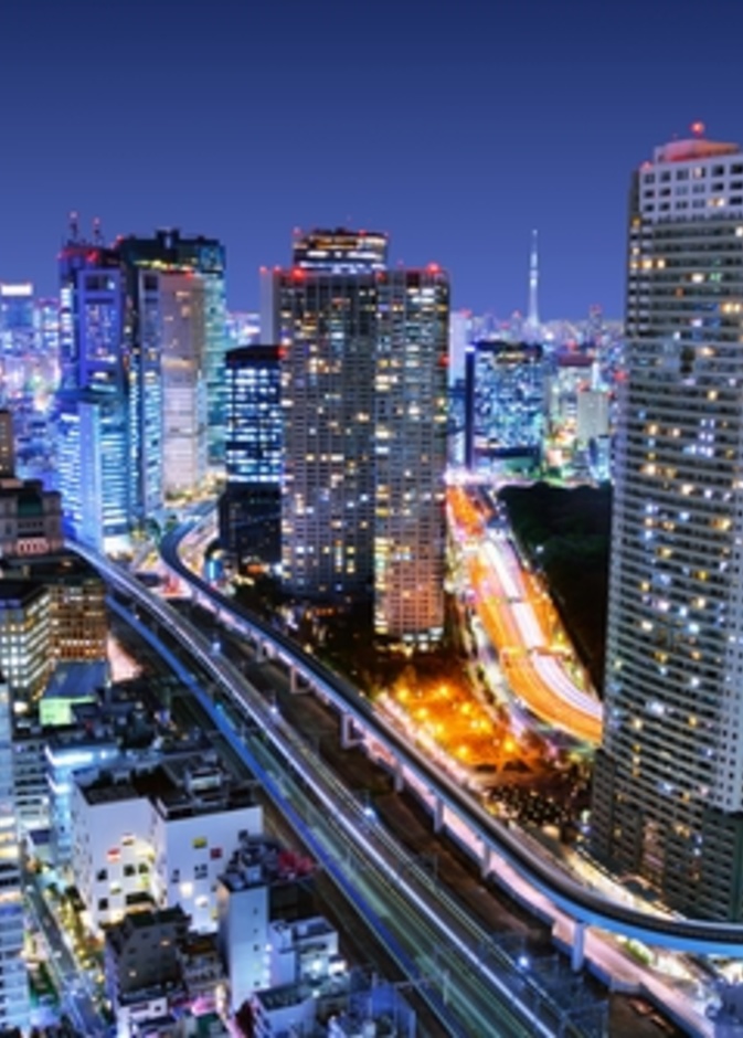 المباني الكثيفة في ميناتو كو، طوكيو اليابان مع طوكيو شجرة السماء مرئية في الأفق