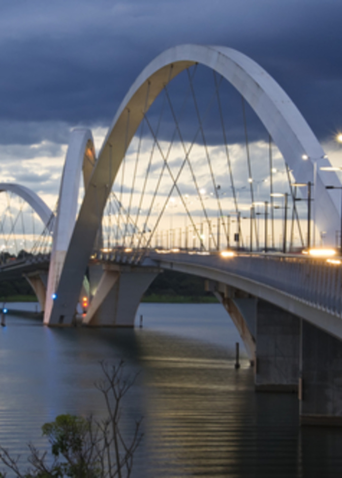 جسر جوسيلينو كوبيتشيك في برازيليا، البرازيل عند غروب الشمس