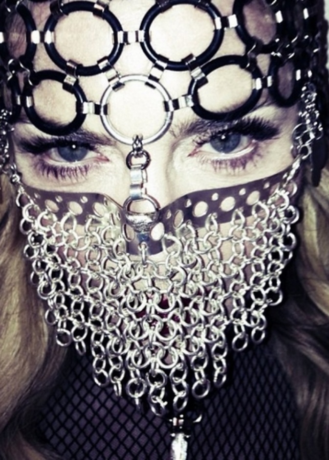 مادونا تثير الجدل بقناعها الجديد