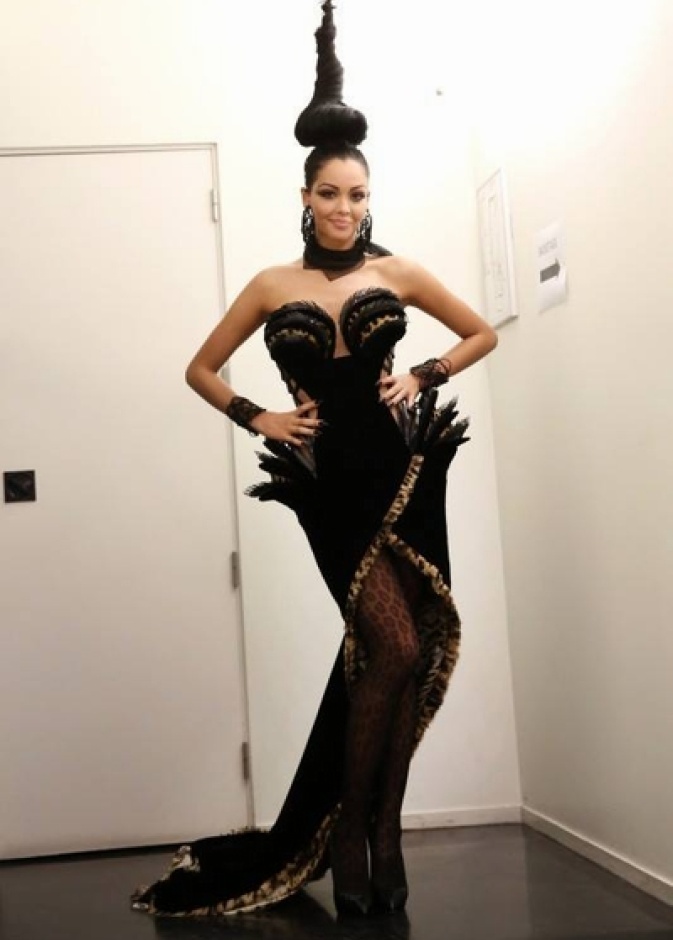 عارضة الأزياء الفرنسية الجزائرية الأصل نبيلة بيناتيا لدى استعدادها لعرض تصميم جان بول غوتييه الأربعاء في باريس