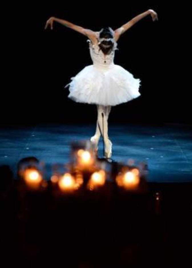 راقصة الباليه الروسية ديانا فيشنيوفا خلال أدائها رقصة باليه في حفل Love Ball في موناكو الأحد