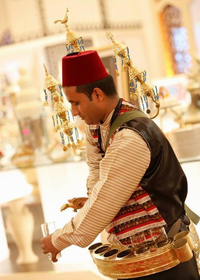 ساقي العرقسوس في فندق قصر الإمارات يروي عطش الصائمين