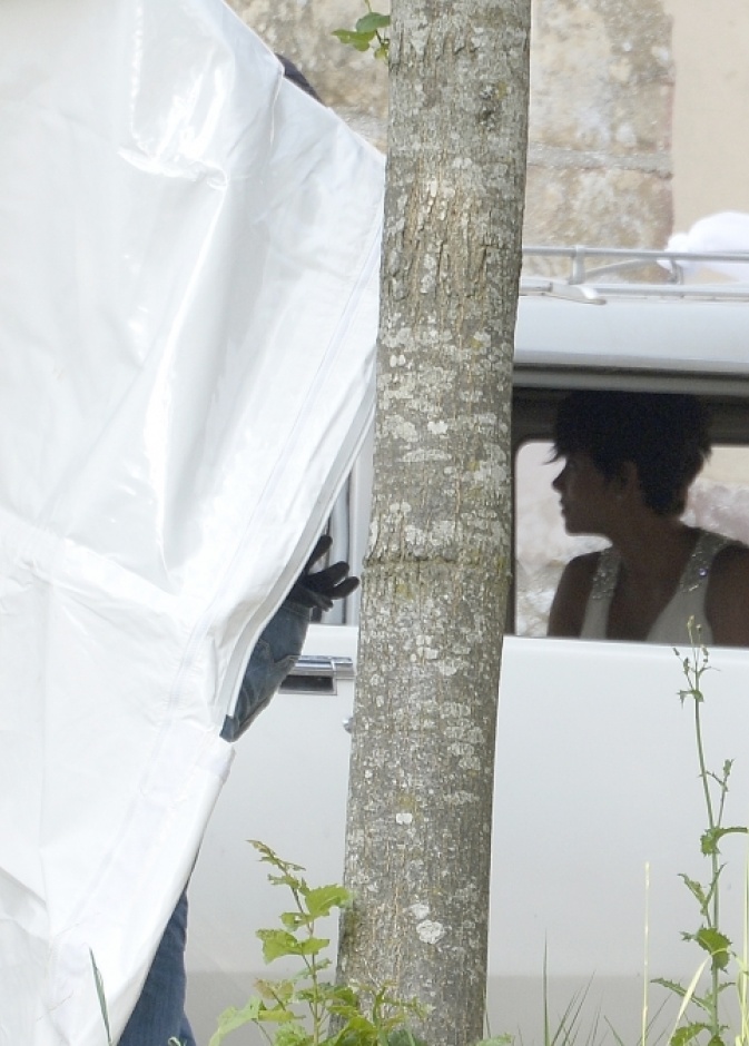 هالي بيري في سيارة الزفاف متجهة للكنيسة