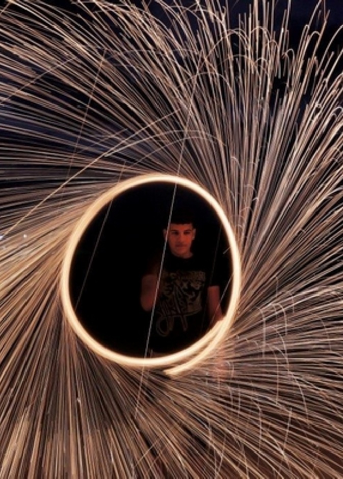 طفل يحتفل بعد الافطار في غزة