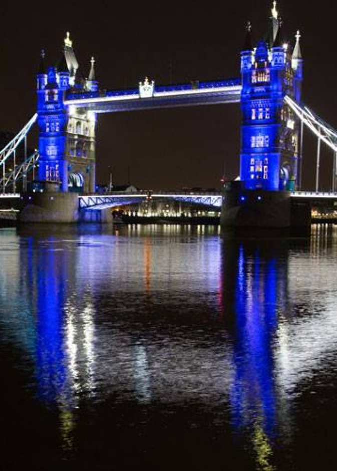جسر برج لندن يضاء باللون الأزرق احتفالا بالطفل الملكي