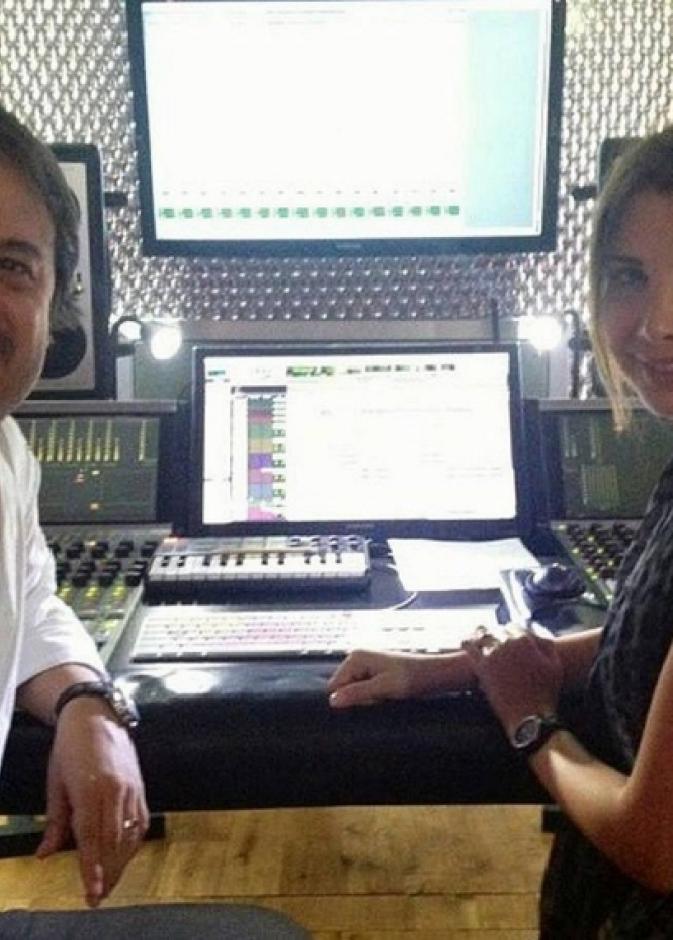 نانسي عجرم مع الموزع الموسيقي جان ماري رياشي خلال تسجيل أحدى أغنياتها السبت