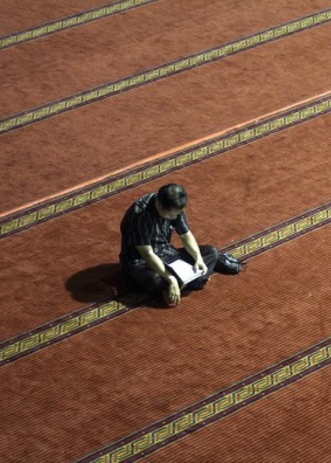 أندونيسي يقرأ القرآن في أولى ليالي الشهر الفضيل